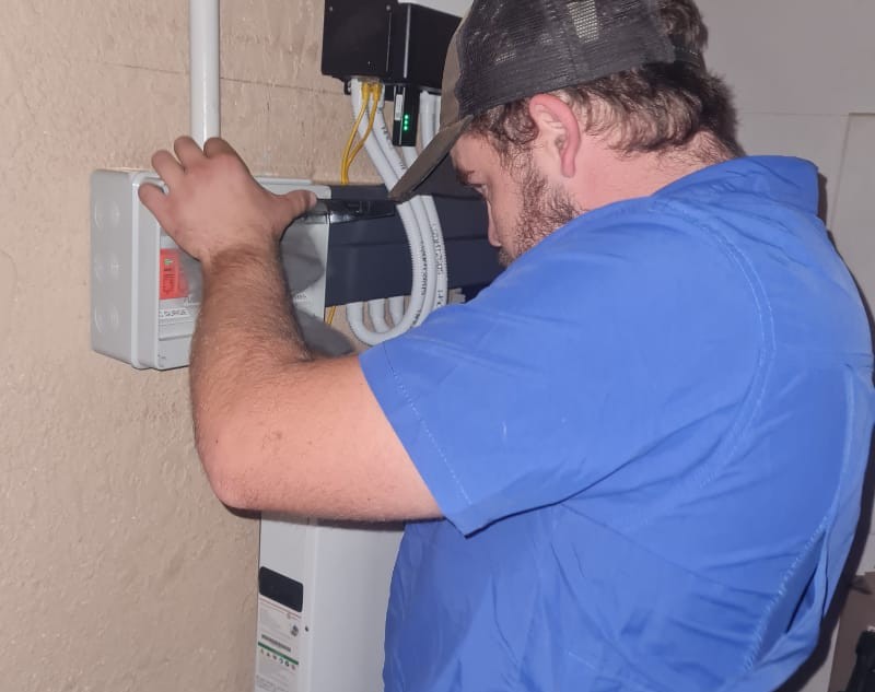 Connecting a solar inverter to lithium battery bank during new system installation
