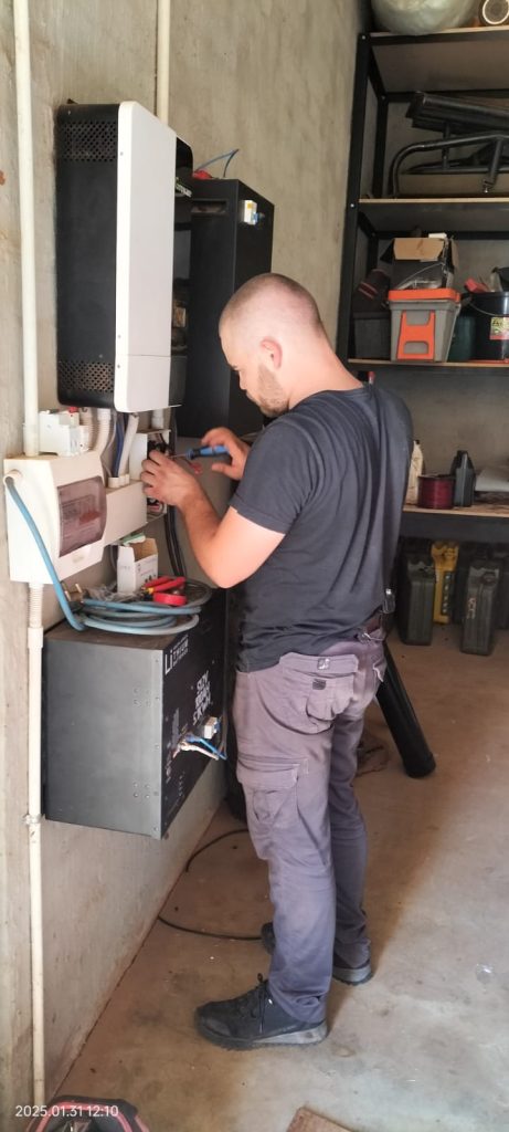 Connecting solar inverter to battery bank during system setup